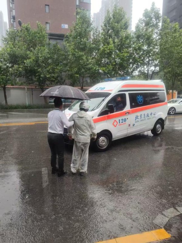 大雨中骑手颠仆，“友好商户”伸出提拔