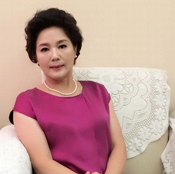 杨青九十年代风华旷世，确切演绎蛮横脚色，祥和东说念主心令东说念主铭记