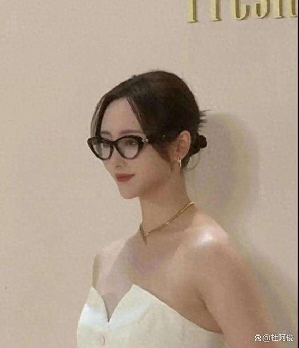 昔日低调今成矿藏，37岁李纯黑框眼镜颠覆你的领略